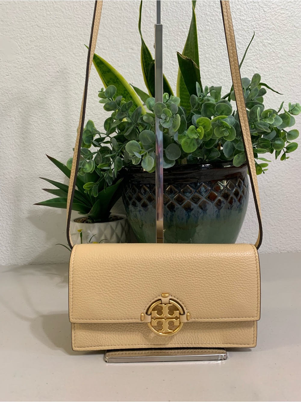 👜💕 Tory Burch Beige Leather Crossbody Wallet